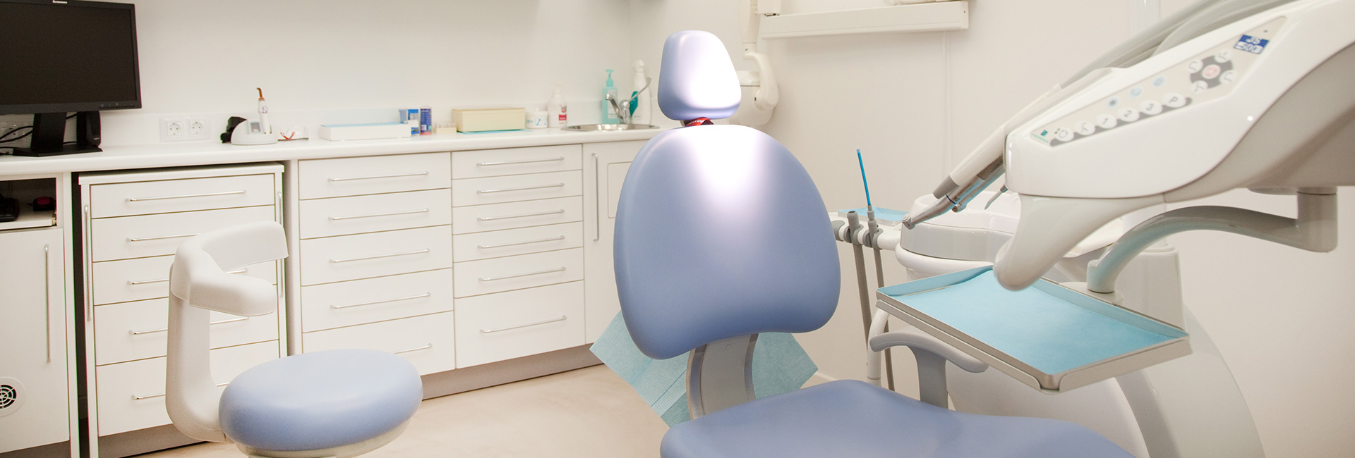 Licenciada en odontología y Doctorada en odontología en la universidad de Sevilla